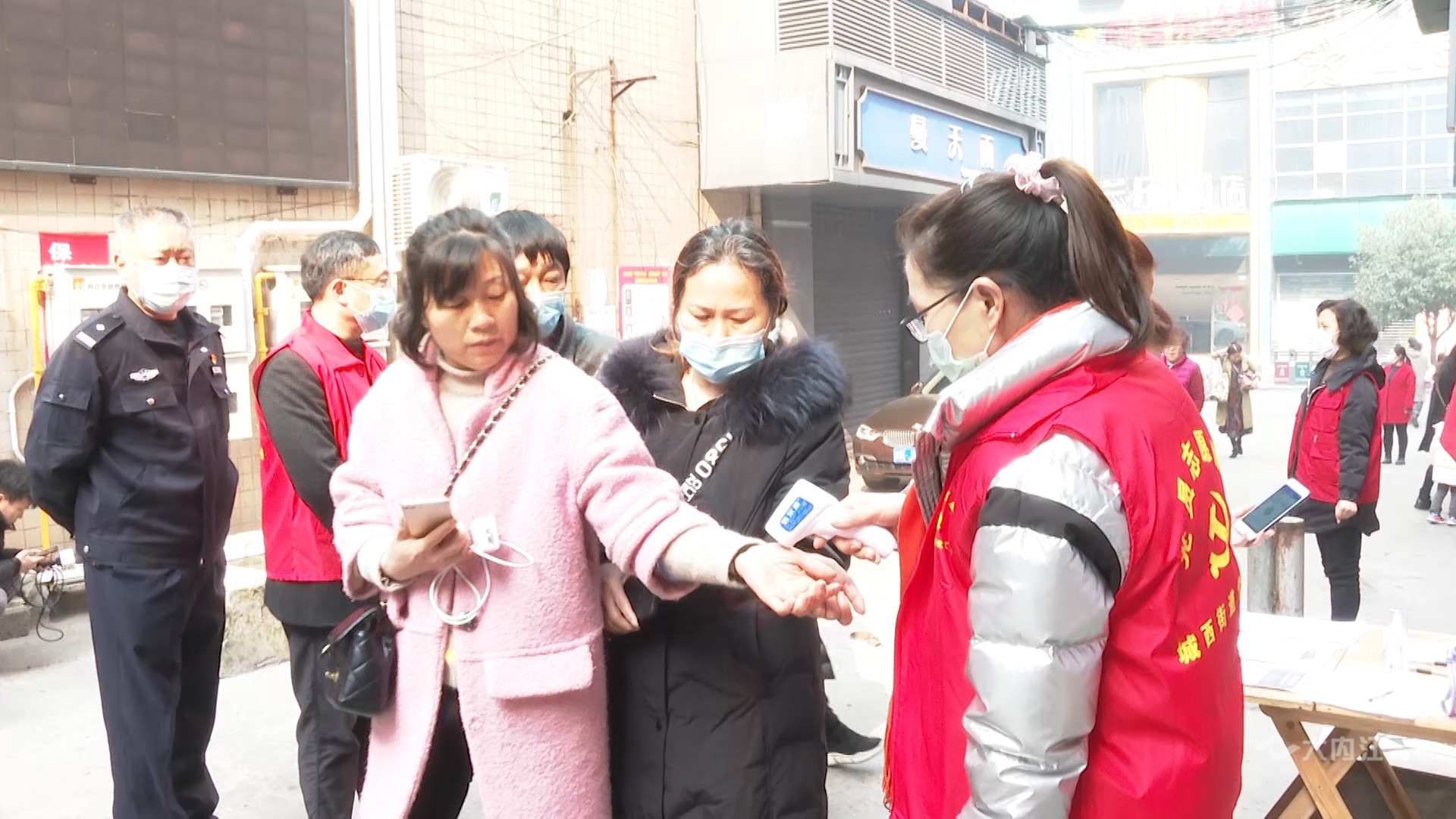 269955_1613186119921214.jpg 春节坚守岗位7.jpg