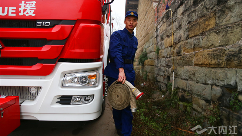 281606_1613023708203795.jpg 铺设水带供水.jpg