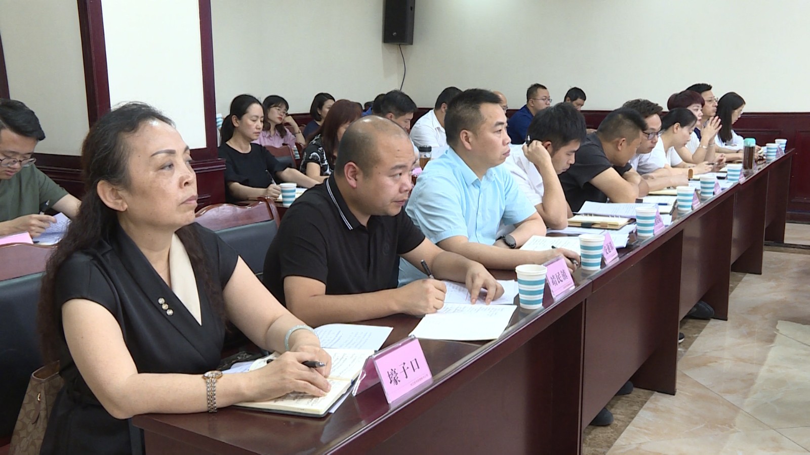 281921_1622821993933189.jpg Finding Your Way.00_00_14_12.Still007.jpg