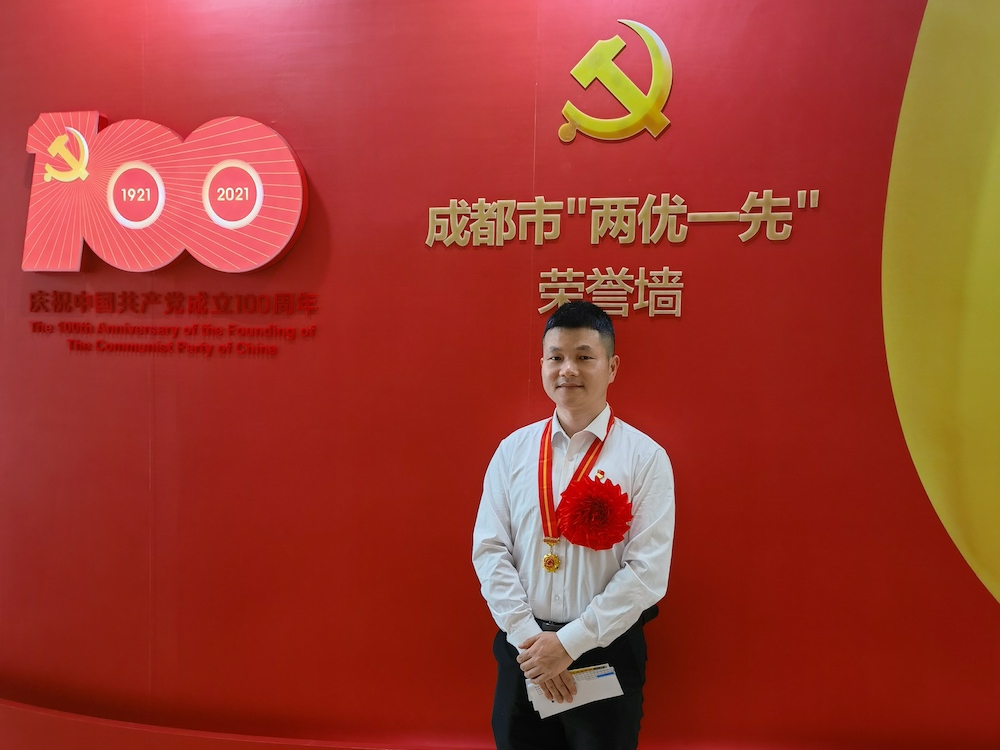今年6月，王潇获得“成都市优秀共产党员”称号.jpeg