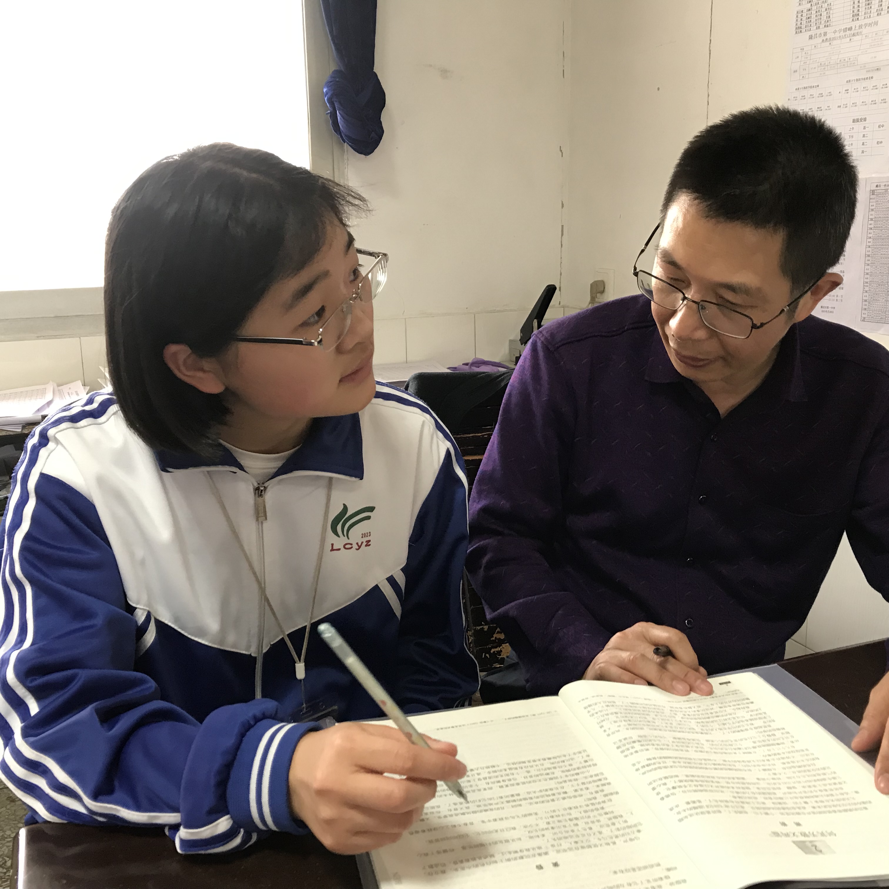 彭麟夏（左）向老师请教作业.jpg