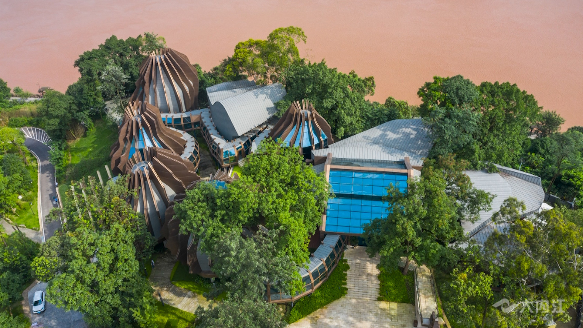 286258_1642218336293807.jpg 3.jpg